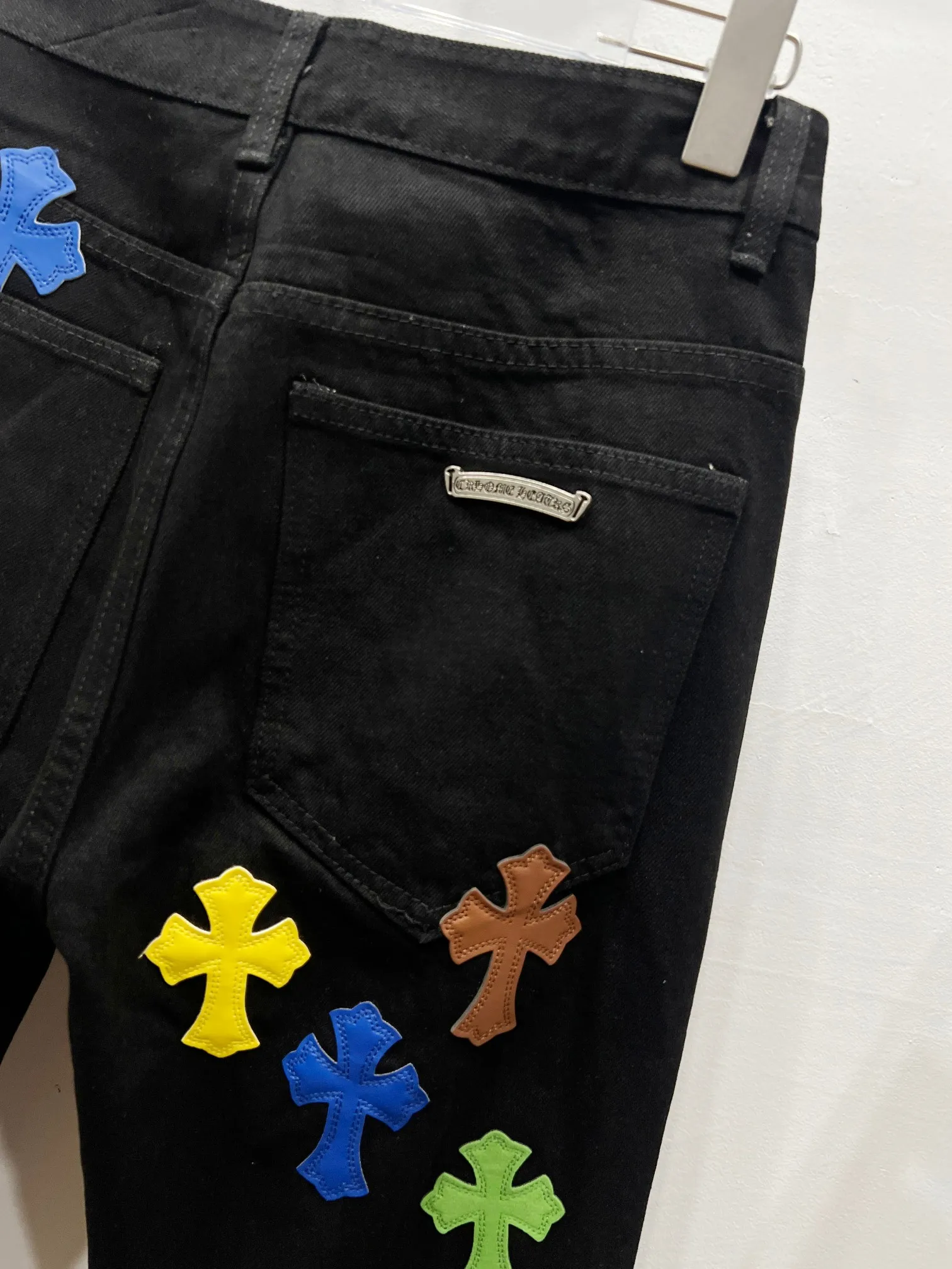 P260 Style No.: (c032) Chrome hearts & Chrome hearts High-end Chrome hearts flame colored leather cross-patch leather jeans Original hardware accessories washed and other elevators, QR code analysis are all purchased from the original factory, high degree of restoration, you are welcome to compare the products~ Three-dimensional version Loose and comfortable, not picky about the body, taller and slimmer Big factory Seiko Original quality control Same style for men and women Can be matched with couples Versatile recommendation Necessary jeans for all seasons Hipsters have been disappointed From the quality selection of fabrics, the tailoring of details, and the matching of patterns, everything is impeccable! The upper body is so handsome when worn...it can be easily worn by men, women and children! The craftsmanship is made of heavy-duty washed pure cotton denim fabric. After washing, it is soft and thick and looks very stylish when worn. Size: 28, 30, 32, 34, 36 (S-XXL) Color: black